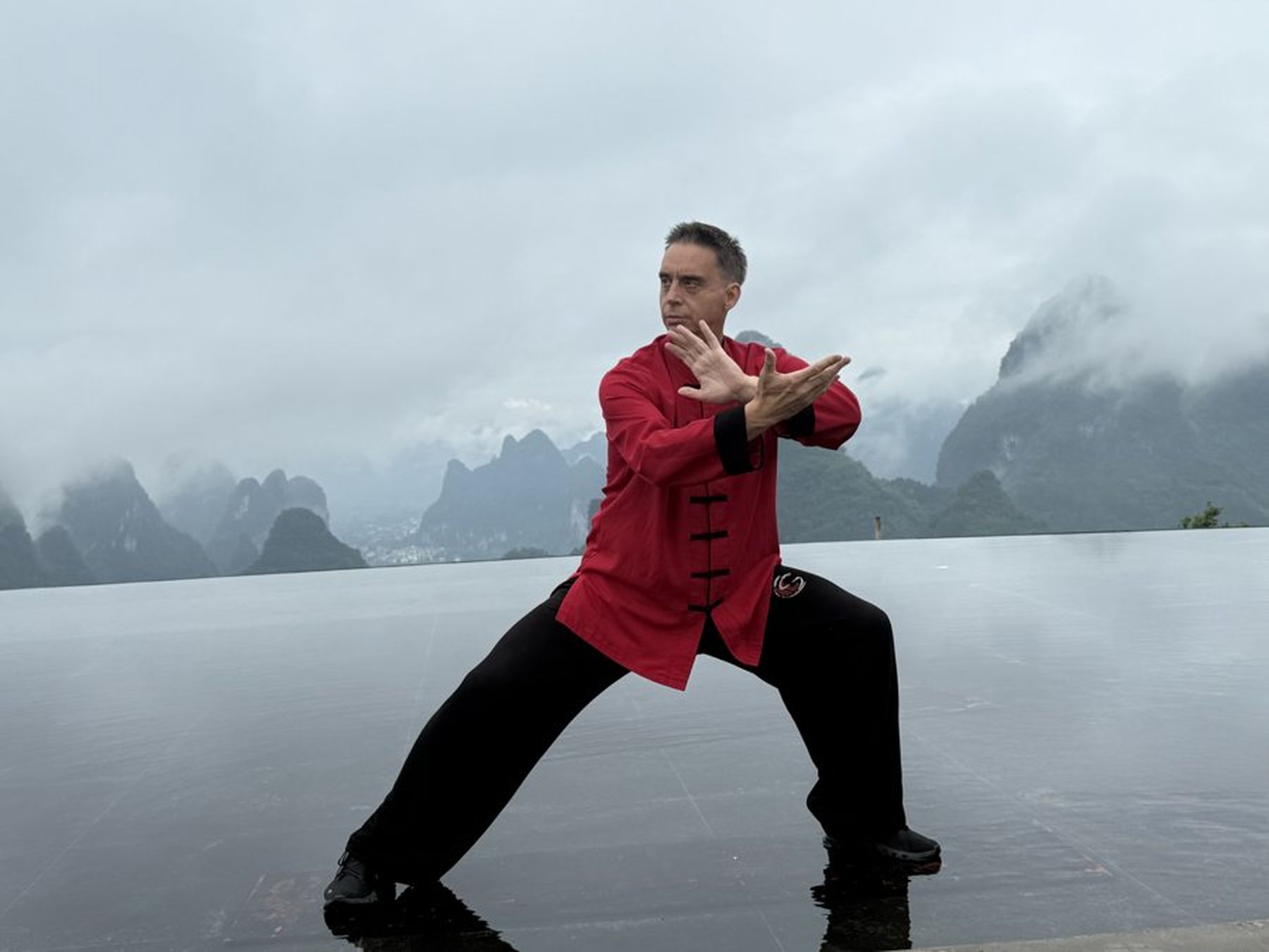 Shifu Steve Carbonneau en posture d'arts internes chinois